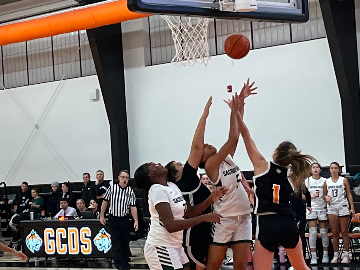 Sacred Heart Greenwich edges Greenwich Country Day School in final seconds in back-and-forth FAA basketball battle