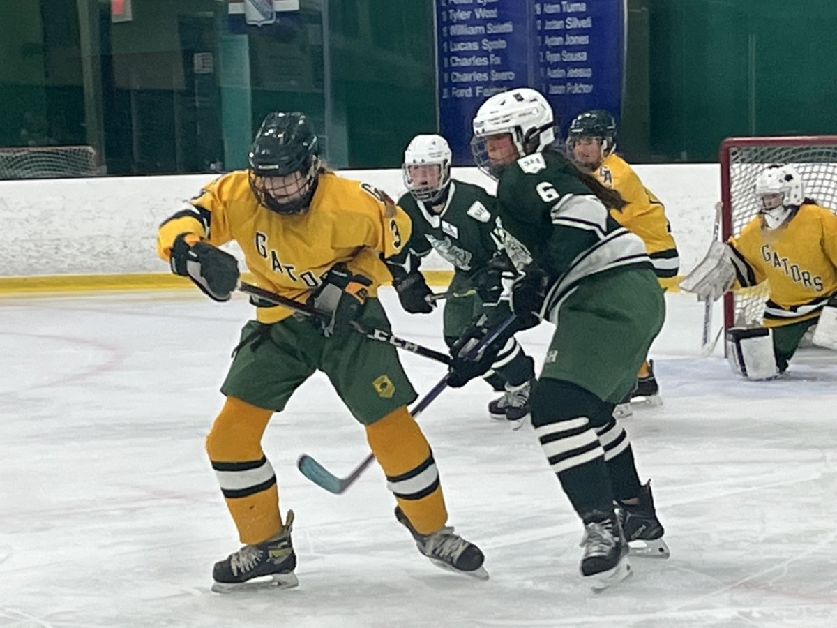 Greenwich Academy, Sacred Heart ice hockey teams face off in back-and-forth game at Chelsea Piers Connecticut; Gators earn one goal win over Tigers