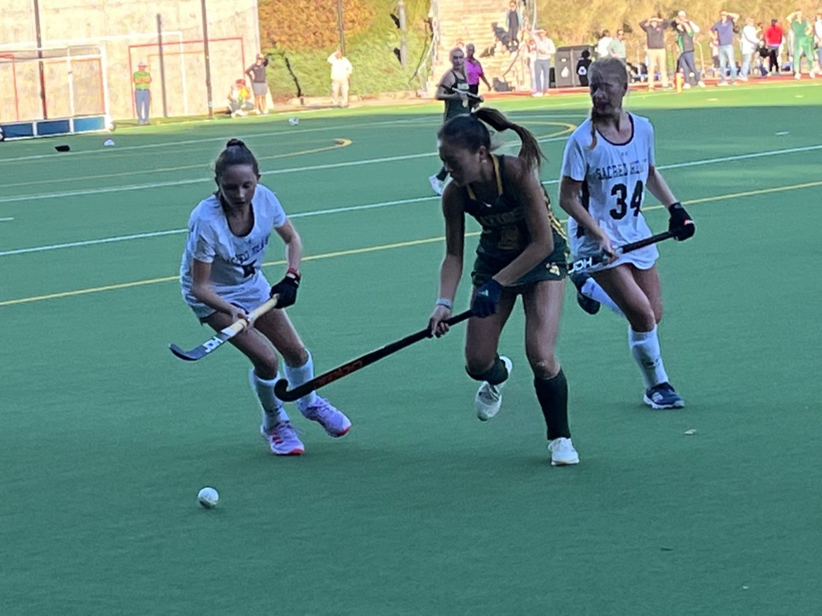 Strong first half enables Greenwich Academy to edge FAA field hockey rival Sacred Heart Greenwich, 3-2