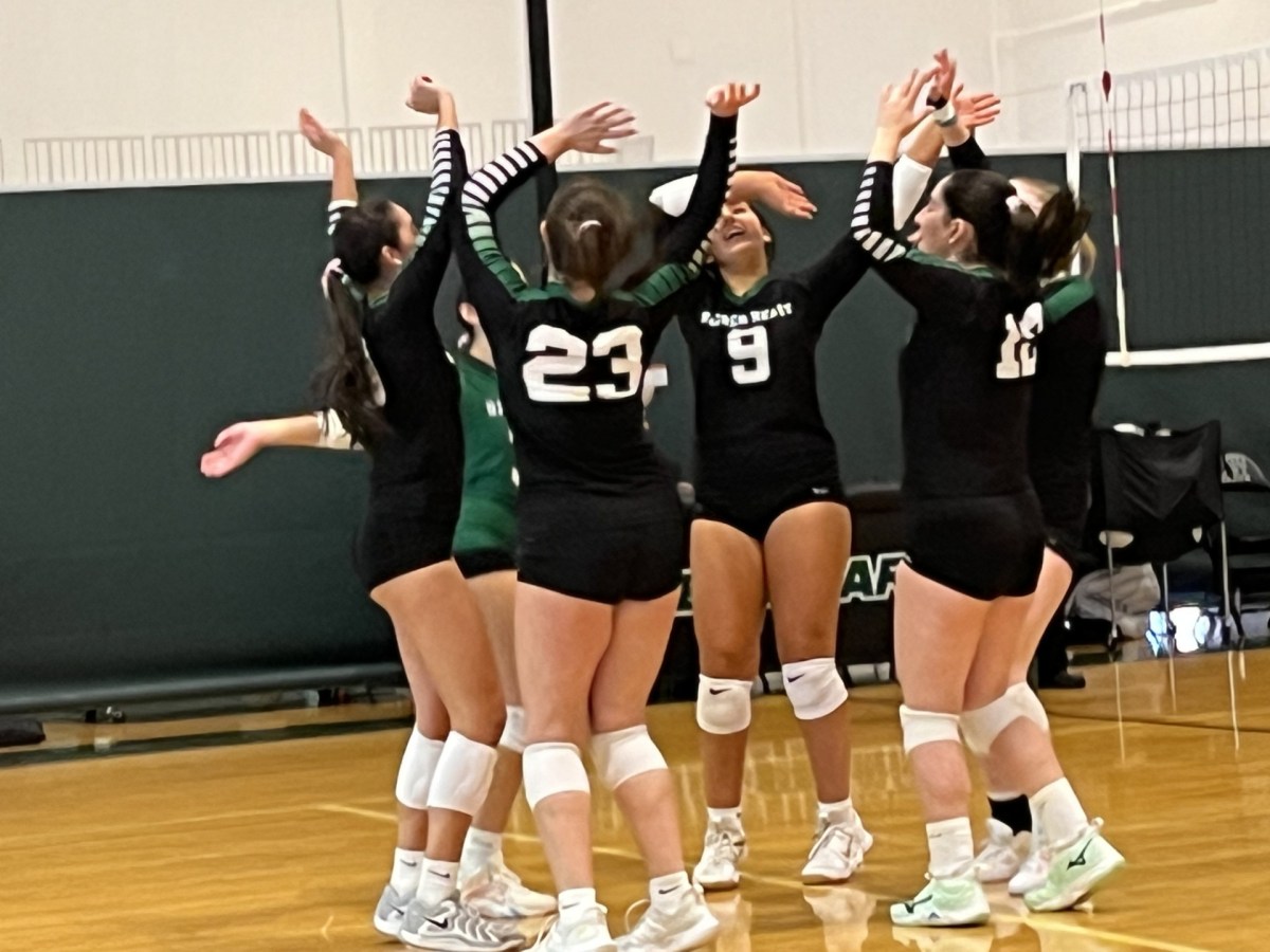 Sacred Heart Greenwich volleyball team edged at home by Greens Farms Academy